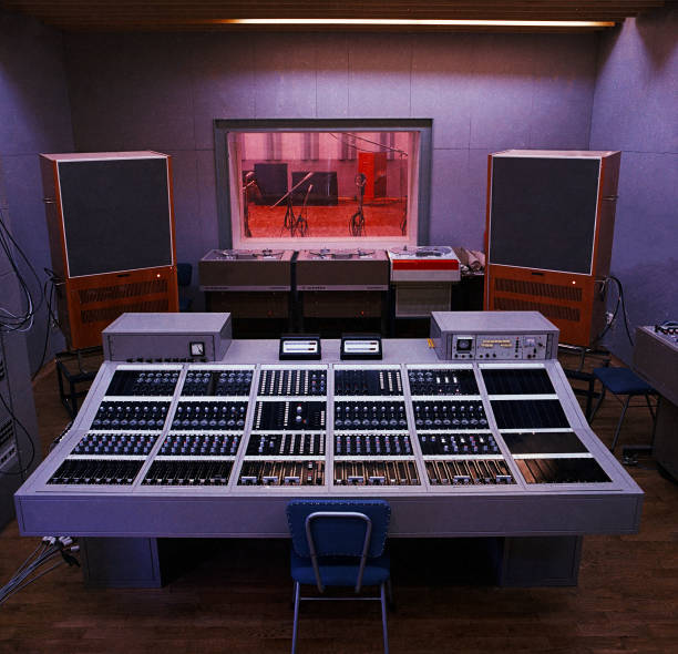 GDRvisuals's tweet photo. Recording studio in East Berlin, 1970s. https://t.co/qRNIip6w0L