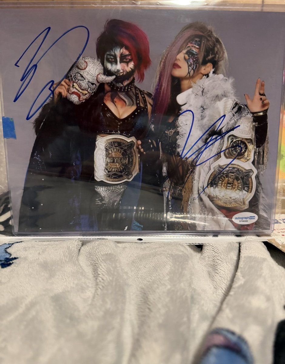 ncb9502's tweet photo. Got a Asuka and Kairi Sane autograph today!
@WWEAsuka 
@KAIRI_official https://t.co/gJsdcsPdZV