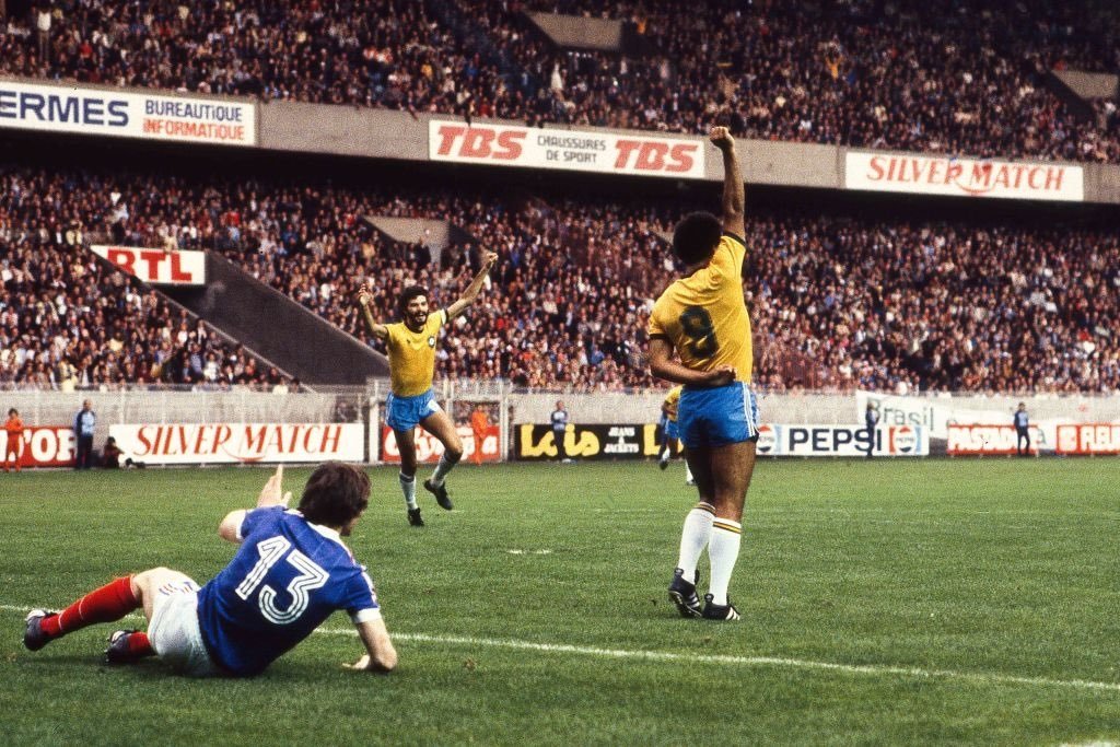 TeoBral's tweet photo. @ffdaher @mundodotenispod Comprei na copa passada e foi uma das melhores aquisições da vida. Vai fundo!
Ainda era a camisa que Reinaldo usava quando cerrava os punhos em defesa da democracia! https://t.co/1rQ4qPiOcA