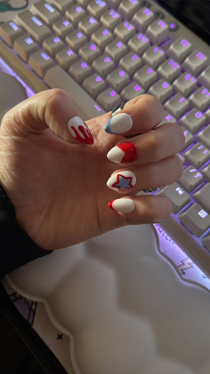 mczoethetoaster's tweet photo. Seeing @machinegunkelly tomorrow = good excuse to do my nails https://t.co/QKhOBCBNQ7
