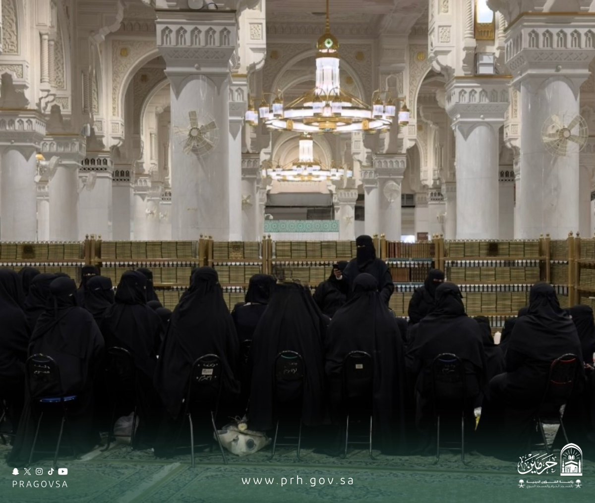 PRAGOVSA's tweet photo. فريقٌ من طالبات إدارة التعليم الحافظات لكتاب الله في زيارة للمسجد الحرام للتعرف على أبرز خدمات رئاسة الشؤون الدينية المقدمة للقاصدات.
وشملت الزيارة جولة في معرض #اقرا للاطلاع على محتواه المعرفي والثقافي؛ تعزيزًا للوعي وإسهامًا في إيصال رسالة الرئاسة و نشر العلم الشرعي. https://t.co/SajJFmNX1s