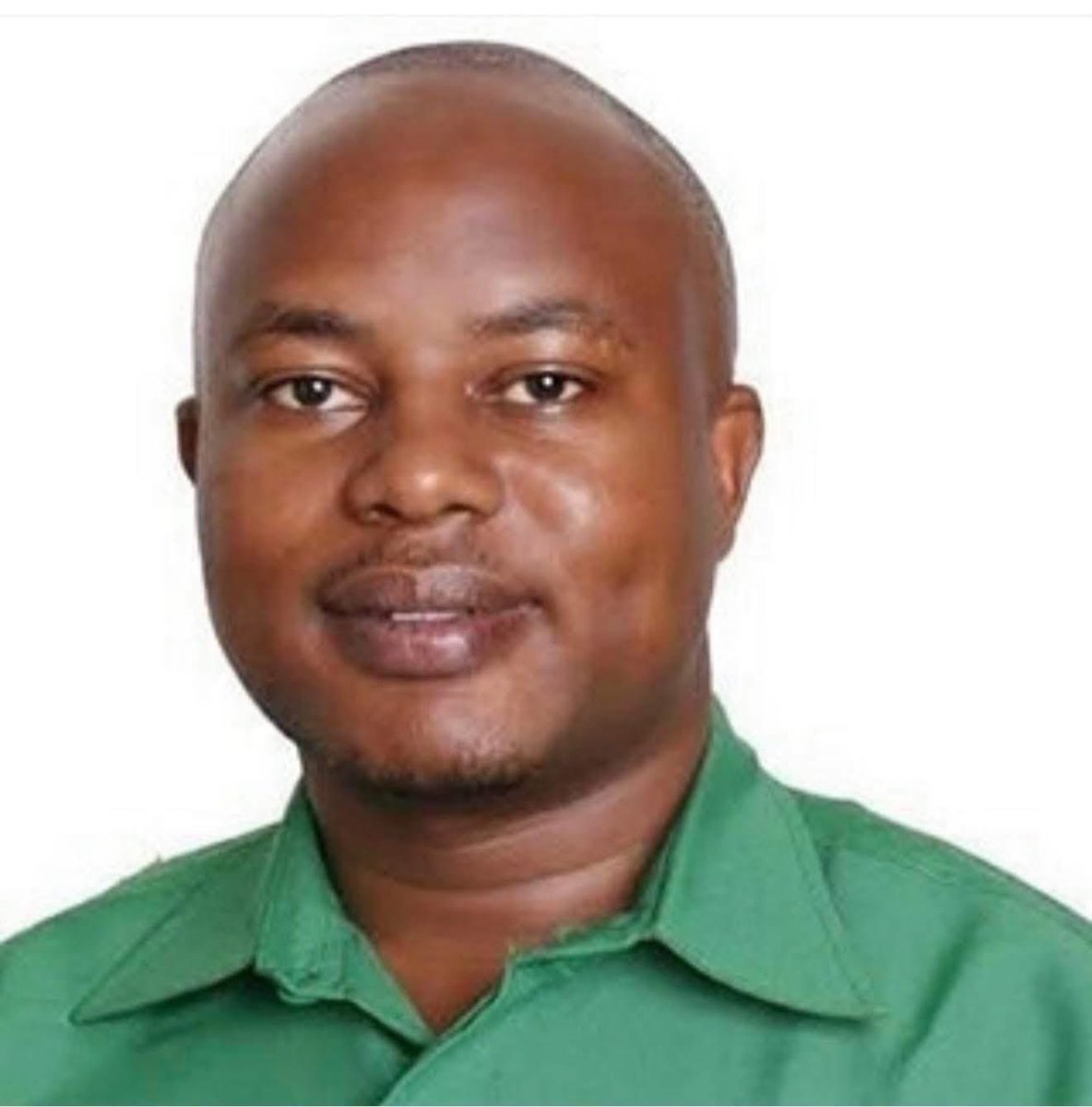 HildaNewton21's tweet photo. Thobias Mwesiga kwenye ule ujumbe wake wa vitisho dhidi yangu alisema kwamba akimuachia Mungu nisimlaumu.

Nimejulishwa kwamba leo ni siku ya tatu yupo busy na Vijana wake wanazunguka zinguka ndani ya Jiji la Nairobi eti ananitufa mie ili waniteke na kunipoteza maana nimezidi kamdomo.

Sasa wewe muuaji umefunga safari mpaka Nairobi wakati mie umeniacha huku Temeke nakula zangu miguu ya kuku na viazi, mnachezea sana kodi zetu  kwenye mambo yenu ya kipuuzi yani hayo mamilioni ya pesa ambayo mnatumia kila siku kulipa watu ili watuteke bora mngetumia hata kununua madawati maana kuna maelfu ya shule hazina madawati wanafunzi wanakaa sakafuni.