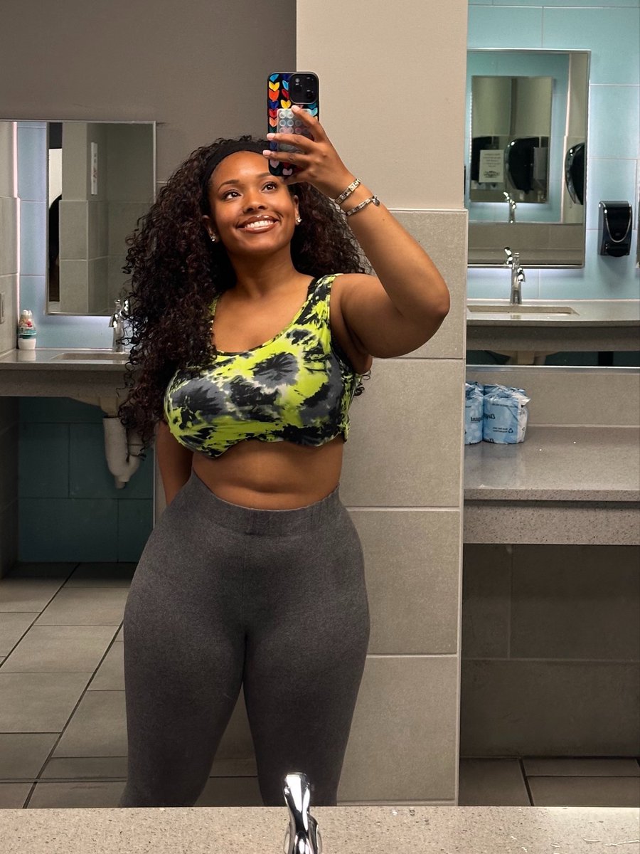 MsTeeTalk's tweet photo. 4/5 week 76🏋🏾‍♀️

( yes I’ve been in the gym 5x a week for the last going on 76 weeks)

IG: Msteetalk https://t.co/Srcw3zkvA6