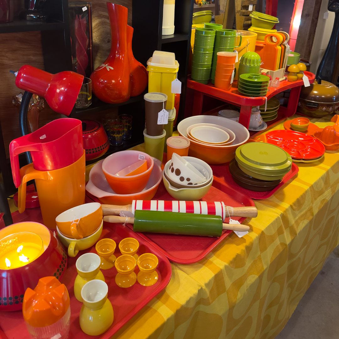 AberfoyleMrkt's tweet photo. Classic, colourful retro kitchenware from the ’70s, fresh from one of our dealers. Add a pop of colour and vintage charm to your kitchen! 💛🧡♥️
#AberfoyleAntiqueMarket #Aberfoyle #Antiques #AntiqueMarket #AntiqueShop #AntiqueFurniture #AntiquesHunting #OutdoorMarket #MarketFinds https://t.co/sdFd3lji1e