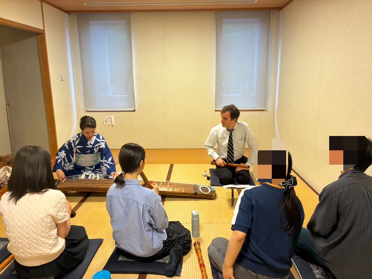 kotoyukai's tweet photo. 今日はコロンビア大学の尺八講師のAdam Robinson先生をお迎えして公開レッスン及び交流会を開催しました✨
尺八の歴史や構造や奏法などを丁寧に優しく教えてくださりとても充実した時間でした✨
 #早稲田大学 #箏遊会 #尺八 #箏 #公開レッスン #交流会 #コロンビア大学 #講師 https://t.co/2p6O01h9bR