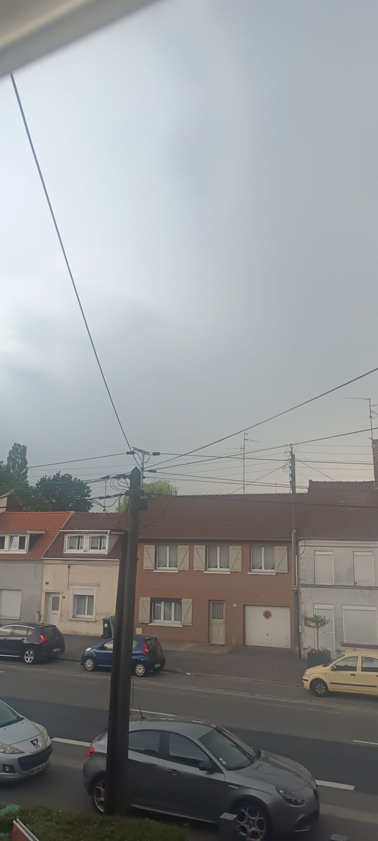 EVervial's tweet photo. @KeraunosObs Sur valenciennes ça commence à tonner et il fait de plus en plus lourd https://t.co/AhFfA7E73I