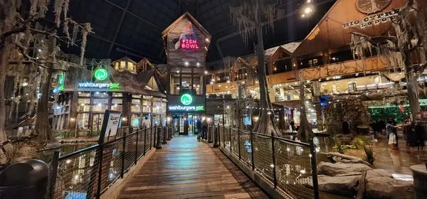 MikeLeonCraft's tweet photo. @elsathora @CollegeFBonX Yup, it's massive and amazing, has a swamp inside of it with alligators and fish. Restaurants and even a hotel. You can take a massive elevator to the top where there is another restaurant and viewing balcony. https://t.co/WY1Dic6TDv