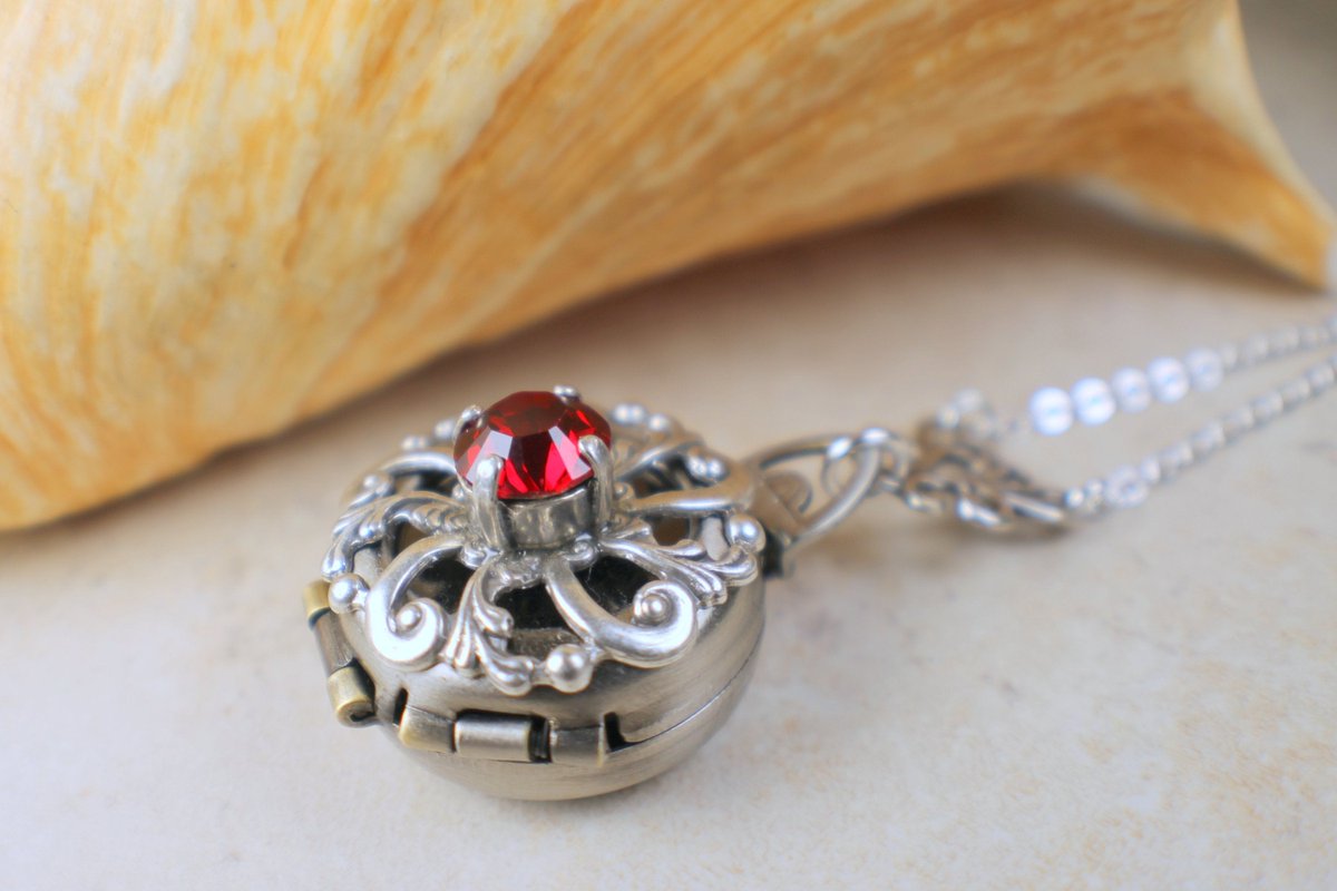 charsfavorite's tweet photo. Capture your memories with the stunning Siam Red Crystal Multi Photo Locket, now only $75.00! Perfect for gifting or personal keepsakes. #JewelryDesign #PhotoKeepsake
Shop Now https://t.co/9Kl45Fx6G3 https://t.co/50D16XWV9M