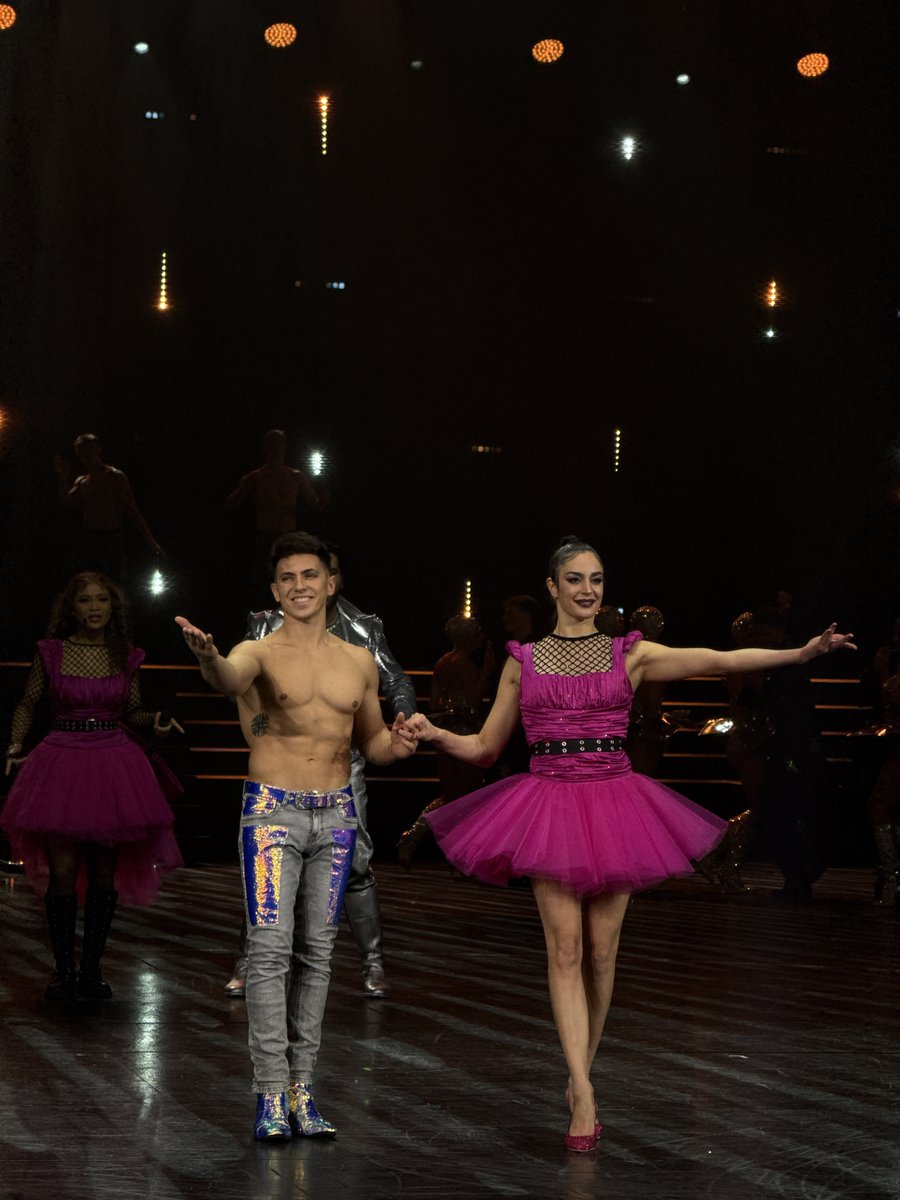Duo_Rings's tweet photo. Premier del show que somos parte en Berlin 🇩🇪 "Blinded by Delight" con los diseños de @ITSJEREMYSCOTT People's Designer y la magia de @swarovski 
Un honor para nosotros hacer nuestro Acto de Anillas Aéreas en el escenario más grande del mundo en el Friedrichstadt Palast . 🩷 https://t.co/kSqcaReda3