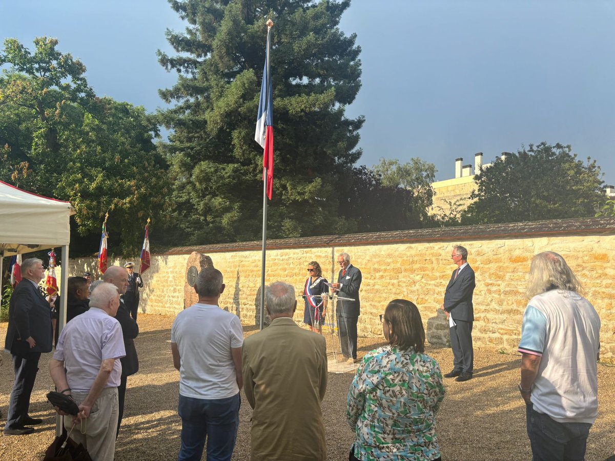 laurent_sceaux's tweet photo. L’Appel du 18 juin #Sceaux demeure un symbole vivant : celui de la liberté, de l’engagement et de la fidélité aux valeurs de la République. N’oublions jamais que les plus grandes pages de notre histoire ont souvent commencé par un refus et une espérance. 🇫🇷 https://t.co/QlKSuKCPWC
