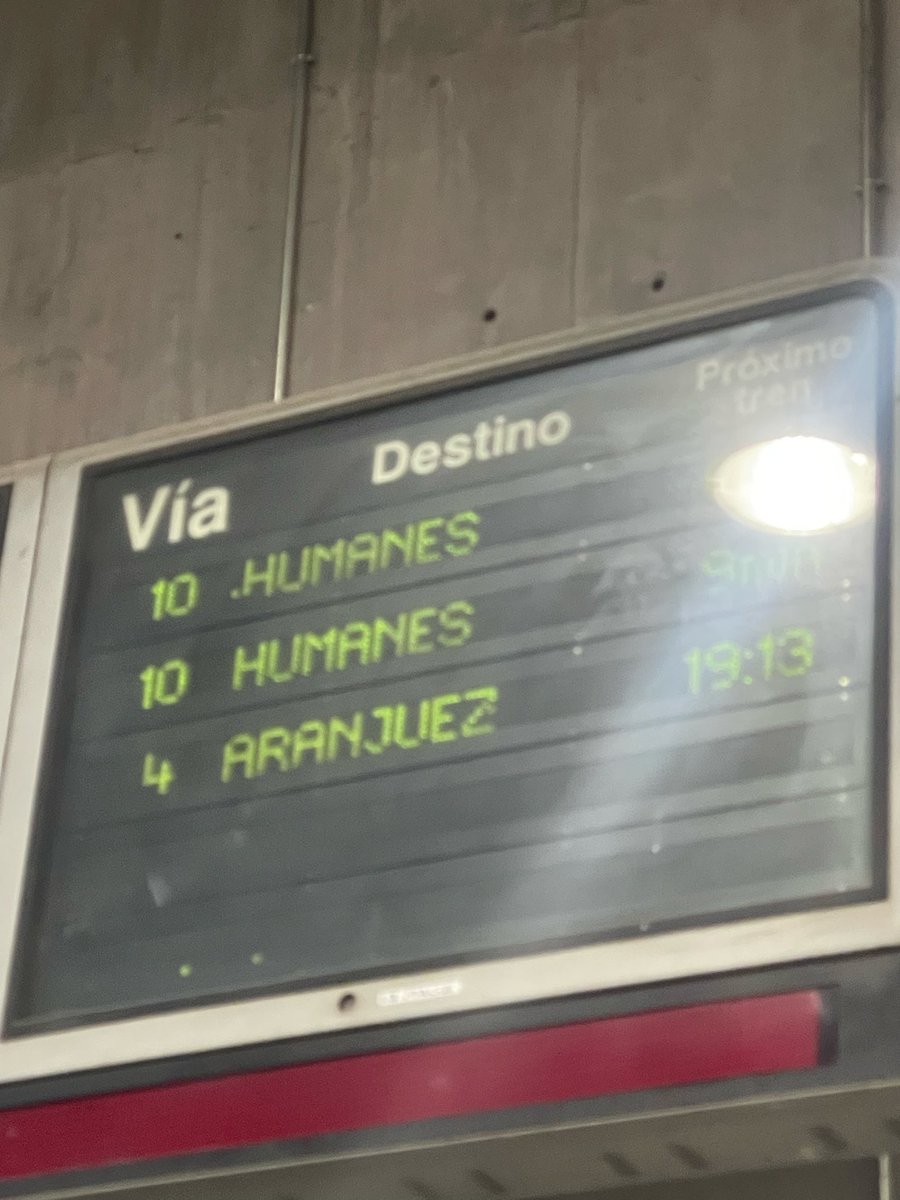 infisnsd's tweet photo. Esto es vergonzoso. Me habéis mandado a Atocha a coger el tren a Aranjuez, sin haber notificado por ningún medio del porqué del cambio de servicio.... Y no hay trenes a Aranjuez. Anunciáis uno que no existe... ¡de las 19.13 h! ¿Podéis hacer el favor de informar? @CercaniasMadrid https://t.co/NqHHpHksqN