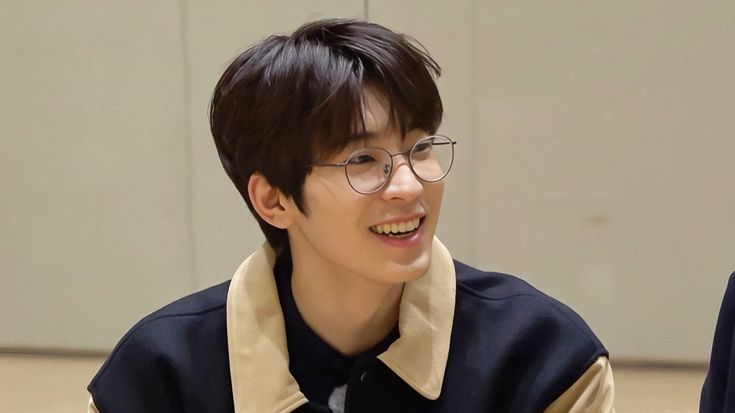 stargazewonwoo's tweet photo. the way reflections started playing when i opened this pic on pinterest #kmsing 💔 https://t.co/tG4F9xzDPV