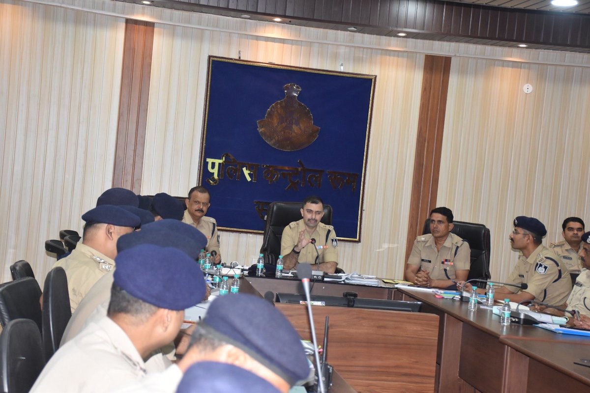 SPSagarmp's tweet photo. 🚨 अपराध नियंत्रण एवं बेहतर पुलिसिंग के लिए समीक्षा बैठक आयोजित 🚨

पुलिस अधीक्षक सागर श्री अनुराग सुजानिया द्वारा पुलिस कंट्रोल रूम में जिले की अपराध समीक्षा बैठक आयोजित की गई।

#SagarPolice #CrimeReviewMeeting #MPPolice #EffectivePolicing #PublicSafety #WomenSafety https://t.co/z7kI4ND2Lo