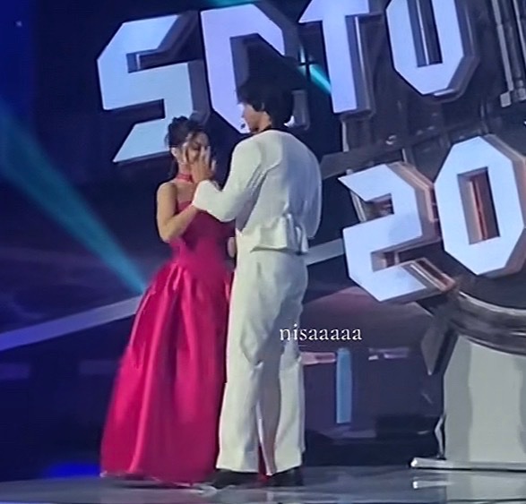gheacy_'s tweet photo. ternyata yang gak kesorot kamera sctv lebih SO SWEET jirs mora…

raisa pegang pipi mohan, trs mohan toel idung raisa mana pada sama2 salting🫠🫠🫠 https://t.co/dhroRHp2BQ