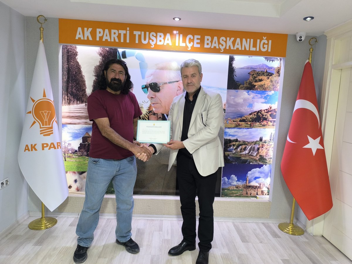 vanaktusba's tweet photo. 📍 AK Parti Tuşba İlçe Başkanlığı

Özyurt Mahalle Muhtarımız Sabahattin Atman, İlçe Başkanımız Ümit Kanan’ı ziyaret etti.

Parti üyemiz olan kıymetli muhtarımıza, Cumhurbaşkanımız Sayın Recep Tayyip Erdoğan’ın selamları iletilerek teşekkür belgesi verildi.

Görüşmede mahallemizin ihtiyaçları ve hemşehrilerimizin talepleri ele alındı. Sahadan gelen her talebi titizlikle değerlendirerek çalışmalarımızı sürdürüyoruz.

Nazik ziyaretleri ve katkıları için kendilerine teşekkür ediyoruz.

#AKPartiTuşba  #İstişareKültürü

@ahmetbuyukgumus @mustafaalkayis @Recep_ayd25 @K_Turkmenoglu_V @Burhan_Kayaturk @ArvasAbdulahat   @umitkanan72 @serdaraysan65 

@akparti @AKGMTeskilat @akpartivan