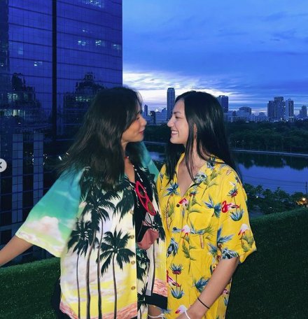 plumparis's tweet photo. would claudine give you a chance? maybe 💏🏳️‍🌈 https://t.co/4E8fOGflYu