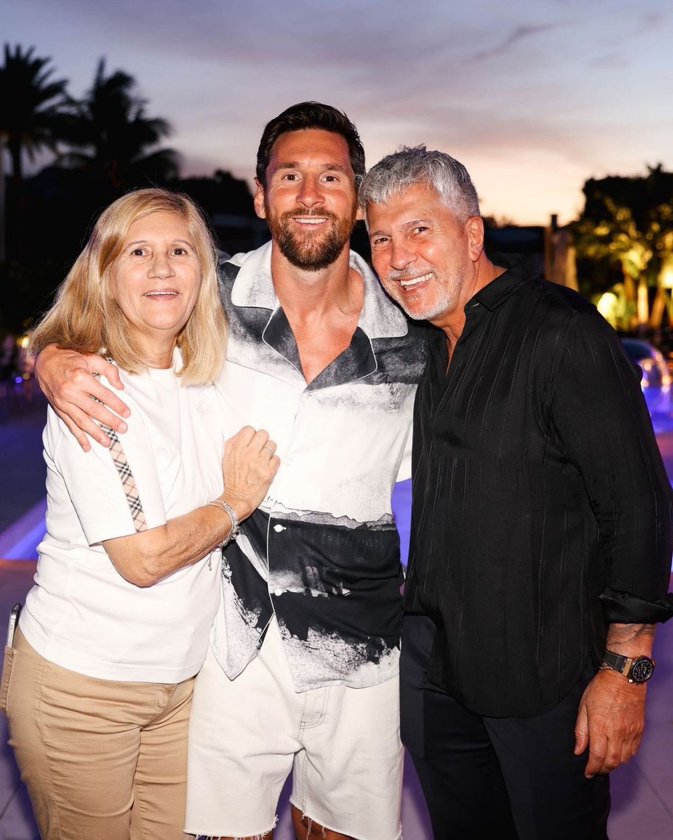TeamLeoM's tweet photo. Siempre nos repusimos de las caídas y estuvimos juntos en las difíciles. Todo va a estar bien. Fuerza capitán y familia.

Estamos con ustedes. ❤️ https://t.co/fH1FNysm5v