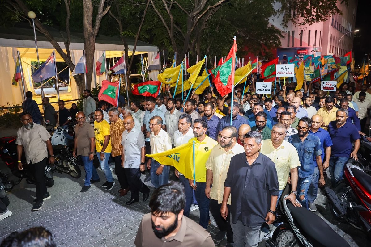 Ahmed_Eyeman's tweet photo. މުއިއްޒުގެ ސަރުކާރު ހަމަބިމަށް ތިރިކުރަން އެމްޑީޕީ ނިކުމެއްޖެ!

@ahmedludd @Princeibbe @MohamedNasheed @MDPSecretariat https://t.co/CfsEGMMr44