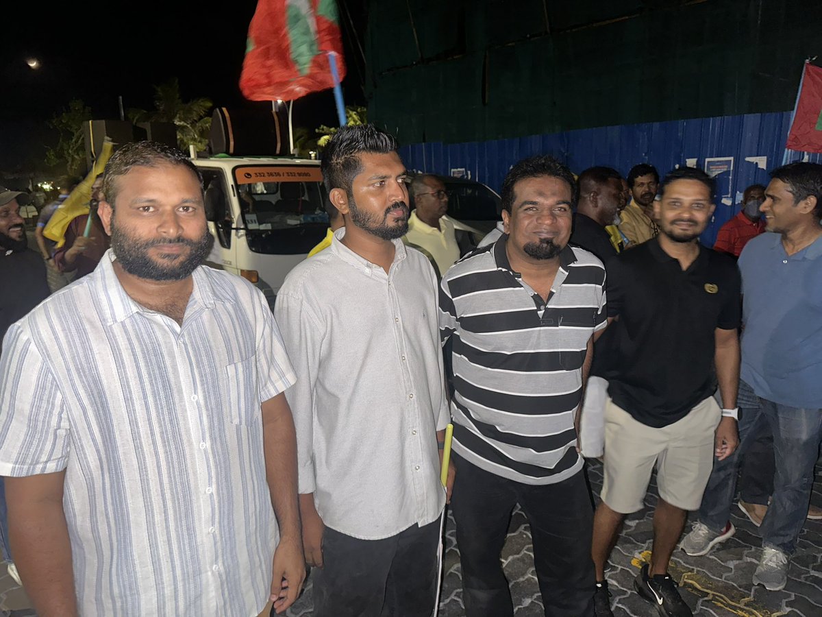 Ahmed_Eyeman's tweet photo. މުއިއްޒުގެ ސަރުކާރު ހަމަބިމަށް ތިރިކުރަން އެމްޑީޕީ ނިކުމެއްޖެ!

@ahmedludd @Princeibbe @MohamedNasheed @MDPSecretariat https://t.co/CfsEGMMr44