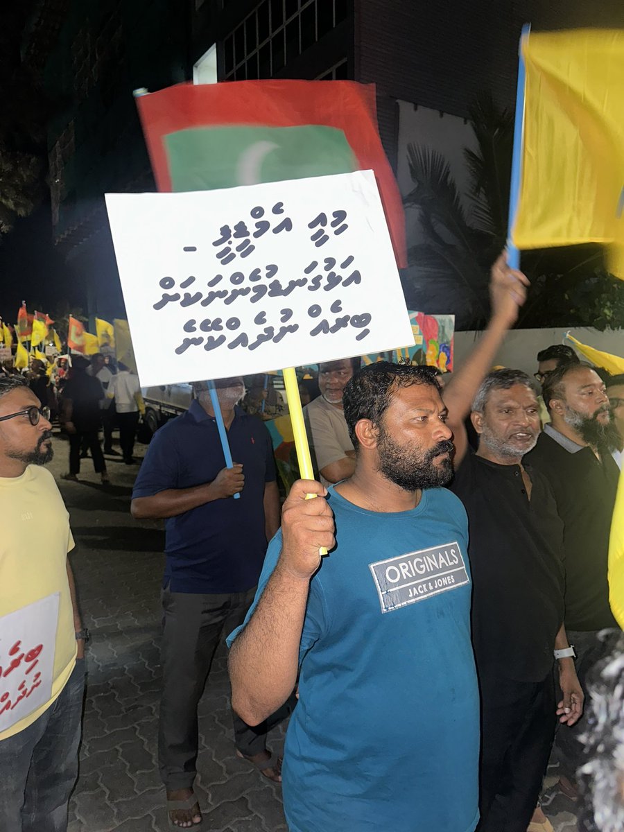 Ahmed_Eyeman's tweet photo. މުއިއްޒުގެ ސަރުކާރު ހަމަބިމަށް ތިރިކުރަން އެމްޑީޕީ ނިކުމެއްޖެ!

@ahmedludd @Princeibbe @MohamedNasheed @MDPSecretariat https://t.co/CfsEGMMr44