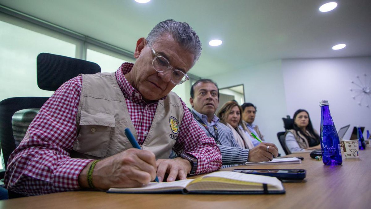 Registraduria's tweet photo. Adelantamos un riguroso protocolo de seguridad para garantizar la custodia y protección de los softwares electorales que serán utilizados en la jornada presidencial del domingo 21 de junio.

Durante este procedimiento se realiza el resguardo de los sistemas de preconteo, digitalización y escrutinios, como parte de las medidas dispuestas para fortalecer la seguridad, transparencia y confiabilidad del proceso electoral.

La actividad cuenta con el acompañamiento de organismos de control, auditorías técnicas, observadores nacionales e internacionales y representantes de las agrupaciones políticas, quienes verifican las garantías implementadas para el desarrollo de la jornada democrática. 

#Elecciones2026🗳️ #YoConfíoEnElProcesoElectoral