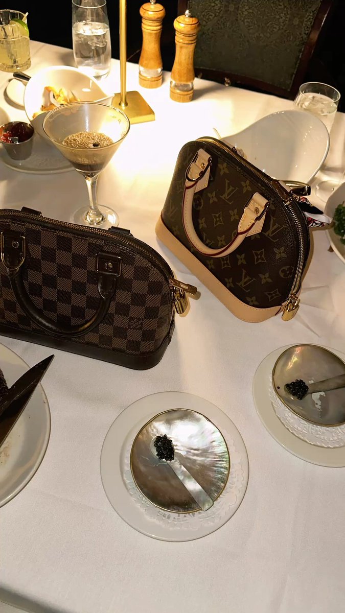Busra_simsek7's tweet photo. 👜🍽️🕯️ https://t.co/0NmSm6o54j