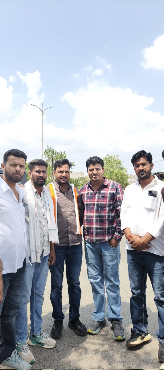 VishnuGNSUI's tweet photo. आज आगर आगमन पर राजस्थान विश्वविधालय के पूर्व महासचिव और NSUI राष्ट्रीय सचिव मध्यप्रदेश NSUI के पूर्व प्रभारी बड़े भैया महावीर गुर्जर जी का साथियों के साथ स्वागत किया। 
@Mahaveergurjar_ https://t.co/HsJzFhxPdZ