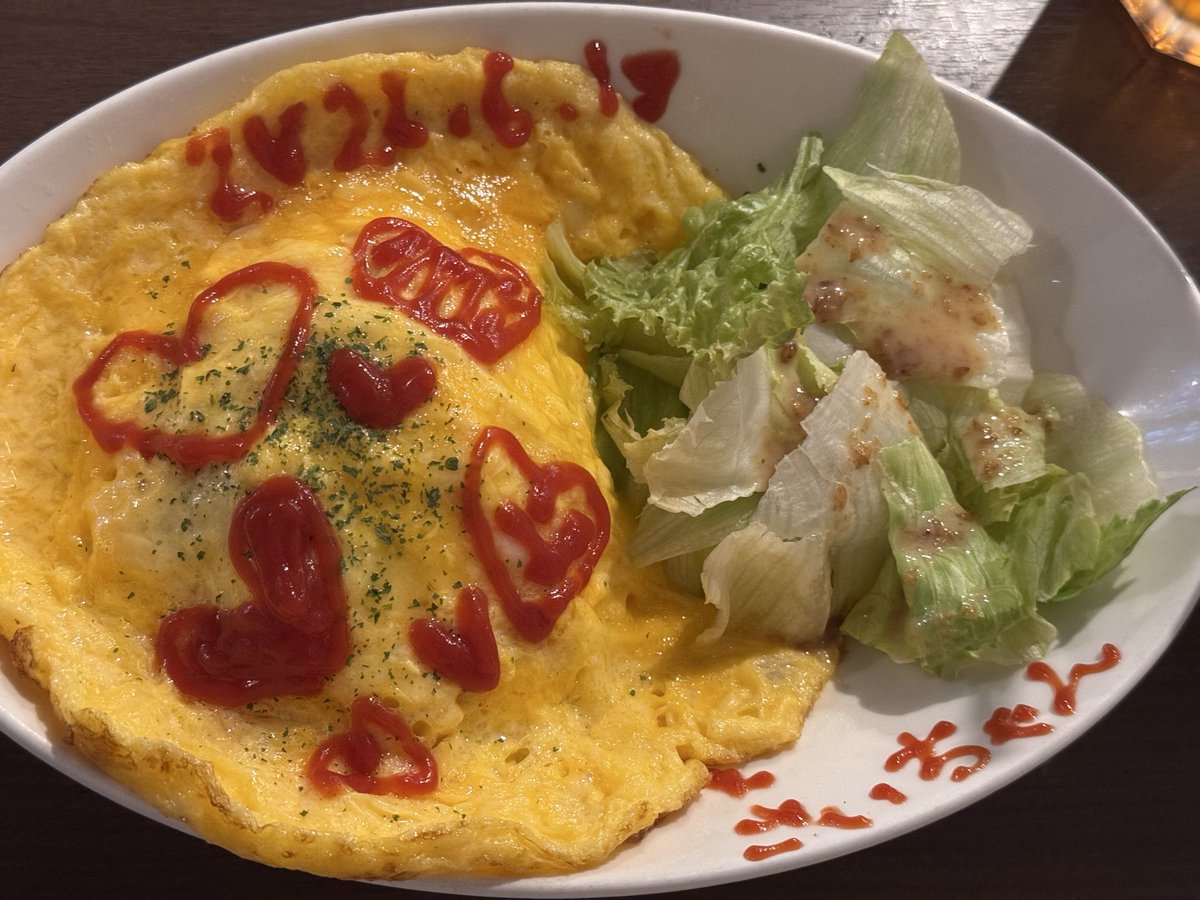 key_NarraTive's tweet photo. 池袋に来たらまずはワンd……と言いたいところだったのですが‼️

お昼休みで腹ペコだったので、初めて HoneyHoney(@honey2_maid )さんへご帰宅しました🍽️✨

そして私は衝撃を受けます

チャージがない‼️
(夜はお通し料399円だけかかります)

キャストドリンクがない‼️‼️

シャンパンがない‼️‼️‼️
(イベントの日でも)

お給仕表がない‼️‼️‼️‼️

なんならチェキが単品で頼めない‼️⁉️

※「ポイントカード満了の特典です」もしくは「セットメニューをご注文ください」と言われて、思わず二度聞きしてしまいました

そんなこと、令和にあるんですか…

気付けば私は店内を見回していました…

あった…

まだ残っていた…

ここには古の主しかいないぞ…
(マツコさん、ここに居ましたよ)

もちろん当時そのままではないのだけれど、根っこの部分に流れている空気が、私が昔好きだったメイド喫茶そのものでした。

あまりにも居心地が良すぎて、

昼に帰宅したはずなのに…

楓ちゃんを引きずって夜も帰宅していました🍽️

池袋にお給仕しに来たのか、お嬢様をしに来たのか分からなくなっています🤦🏻‍♀️

気がついたら、ポイントカードは1日で2枚目に突入しました。

会期が終わるまでにチェキが撮れそうです📸