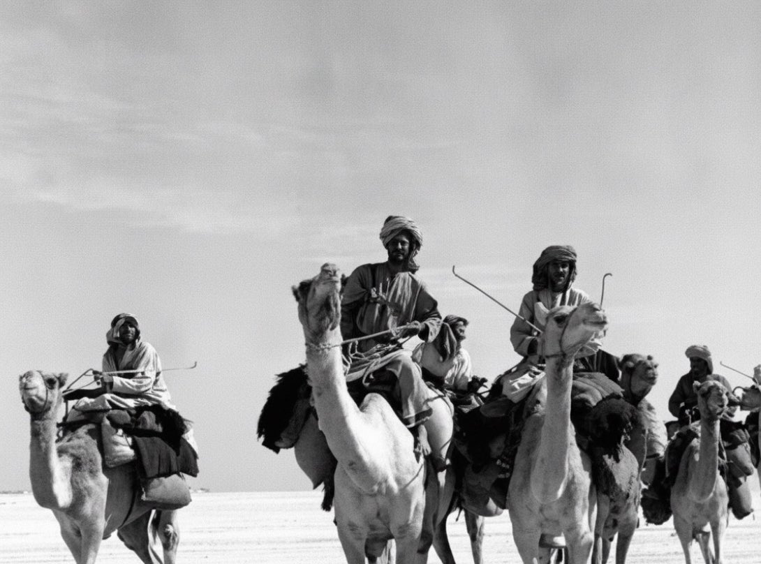 Hmd_Almarar's tweet photo. • نهاية الحرب الإيرانية - 2026 - توثيق التاريخ الحديث 📜
 < لأن الفلَاحي مسلّط حربه بـ ضرّ >

قبل ما يزيد على 200 سنة .. قرر "الشيخ سعيد بن شرارة الفلاسي" قائد "بني ياس" أن يردع ال��زاة عن داره ، وكانت تدور الشكوك حول إمكانية نجاح هذا الأمر فهو لا يملك سوى 300 فارس فقط في ذلك الوقت ! فارتجل هذا البيت قائلًا ؛
" يا رَكب يا متنحرين أعدانا
ظنّوا بظنّ وظنّهم يعدانا "
ظنّهم يعدانا ، فهؤلاء الـ 300 انتصروا وكسروا ودحروا 'أعداهم' ، العبرة ليست في الكثرة ولا في الحجم .. العبرة في التخطيط والإقدام و "الشجاعة" -
الرحّالة "ويلستد" في 1839م يقول عن أهل الامارات ؛ ( الشجاعة التي ليس لها نظير هي بلا شكّ شجاعتهم ) ،، كانت تلك الشجاعة في ذلك العصر تصل نوعًا ما إلى حدّ التهور ، فالقواسم رغم أسطولهم البحري القوي الا أنهم أفشلوا مخطط الانجليز "أكبر قوة في العالم وقتها بلا منازع" لأكثر من مرة ، وفي وثيقة عمانية تعود للثلاثينيات من القرن 19 ذُكر فيها [ بني ياس خرّبوها مع كل أحد ] حين شعر حاكم أبوظبي بالخطر الذي يهدد إمارته وقرر أن يشنّ حربًا على الجميع ‼️ على السفن الإنجليزية والفارسية والتجارية وكل من يمرّ في بحره
نعم كانت شجاعة مقرونة بنوع من التهور ، ولكنها تبقى ( شجاعة ) 

نعود إلى 1971 - 2026
تغيّرت الملامح كليًّا ، تأسست - بفضل الله ثم زايد وإخوانه الحكّام - دولة ذات مؤسسات مدنيّة ، انتهى عصر البداوة والخيل والسيف وركوب البحر واتجهنا نحو التمدّن ونحو "الدولة"
كثير من الأمور تغيّرت في جوهرها .. ما عدا "الشجاعة"
فبقيت الشجاعة مغروسة في تراب هذه الدار وفي دماء أهل الدار ، و��كن مفهوم "الشجاعة المتهورة" تغيّر تمامًا إلى "الشجاعة المُحكمة" .. وأيضا تبقى ( شجاعة ) !
في أواخر عام 1971 وقبل التصديق على الاتحاد وإعلانه بأيّام .. لم يتأسس الاتحاد بعد = لا وجود للدولة ، لا وجود للجيش ، لا وجود للقرار الموحّد ، استغلّت "إيران" هذه الظروف للاستيلاء على ثلاث جزر إماراتية في بحر الخليج ، بالطبع لو كنّا عالقين على زمن "الخيل" فمن السهل جدًا أن نتجه فورًا للبحر ونركب سفننا ببنادق الصمعا 'الرديئة جدًا في ذلك العصر' ونحارب إيران .. ولكن الشجاعة المنطقية حقًّا أن نُشيّد الاتحاد في ظل تلك الظروف الصعبة 
فهذه هي أسمى معاني الشجاعة .. في الوقت الذي كان فيه أقرب جيراننا مشغولًا بأزمة داخلية عاصفة ( لا بأس .. معذورين ) ، كان الجار الآخر يغضّ الطرف عن هذه القضية بسبب خلاف ثنائي حدودي - بيننا وبينه - حتى إنه لم يعترف بهذا الاتحاد وهدد باجتياح العاصمة !!!
فعن أي جزر تتحدثون ؟
كل هذه الظروف الداخلية والخارجية أدّت إلى إحالة هذا الملفّ إلى طاولة التحكيم ، ف��ا نرى في ذلك نقصًا فينا بل نقصًا فيمن يتحدث عن هذا الملفّ .. وعلى ما قال الشاعر الغويص ؛ 
وياللّي تعايرنا بجزر الامارات … كيف الجزر ترجع وانت الحزاما 

وكل ذلك قادنا إلى 1993 .. حين استلم القائد الشاب الذي قد أنهى لتوّه مهمّته في حرب تحرير الكويت والمتعطّش للتضحيات ؛ "الشيخ محمد بن زايد آل نهيّان".. منصب رئاسة أركان القوات المسلّحة ، ولا أظن أن المساحة تكفي للحديث عمّا أحدثه "بو خالد" من نقلة نوعيّة في التقدّم العسكري ، ففي فترة بسيطة أصبح الجيش الإماراتي 'الأقل عددا' ينافس دولًا كبرى في مجالات التصنيع العسكري

واليوم .. يقول "ترامب" ؛ ( الشيخ محمد مقاتلٌ شجاع )
كا�� ذلك إثر ردّ العدوان الإيراني بالمثل ، فحين قررت إيران ضرب مدن الإمارات مثل أبوظبي ؛ كان الردّ في قشم ، وحين ضُربت دبيّ كان الردّ في بندر عباس ، وحين ضُرب حقل شاه كان الردّ في مصفاة نفط لافان 
أدى هذا الردّ إلى ما نصّته صحيفة "بلومبيرغ" اليوم ؛ ( الإمارات كانت ترفض التفاوض مع إيران أو وقف قصفها لطهران أو استقبال وفد أمني منها حتى أوقفت إيران عدوانها )
من بعد الشجاعة المتهورة .. هذه الشجاعة الحقيقية لمن لم يرَها من قبل ، كانت الرسالة واضحة ؛ لم نعد مثل 1971 ، فالمساس بأمن الإمارات له ثمن باهظ
أما من لم يشاركنا أزمة الجزر في بداياتها 1971 ،، ومن راح ليشكو عند "أمريكا" من ردّة فعلنا اليوم ،، فهذا من نتعجّب مِن "صبيانيته" فعلًا وهو من دخل التاريخ من مؤخرته ، ولا أظنّ أنه بعد "28 فبراير" يحقّ له التحدث ؛ لا عن مسألة الجزر ، ولا عن الشجاعة

أصبح التاريخ الجديد الذي سيُروى بعد عقود للأجيال القادمة هو ما فعله فارس الجزيرة العربية "محمد بن زايد" نصرةً لهذه الجزيرة .. ففي كل المعارك التي خاضها كان هدفه ( إضافة إلى حماية أرضه ) هو تحصين الجزيرة من الأطماع .. يوم أن غضّت بعض الدول طرفها عن قضايا الإمارات في بدايات تأسيسها وفي مراحل كانت فيها في أضعف حالاتها السياسية والعسكرية .. لم يتخلَّ "بو خالد" عن الخليج العربي في مثل هذه اللحظات
وما بقي ؟ سنتركه للزمن

عاشت 🇦🇪