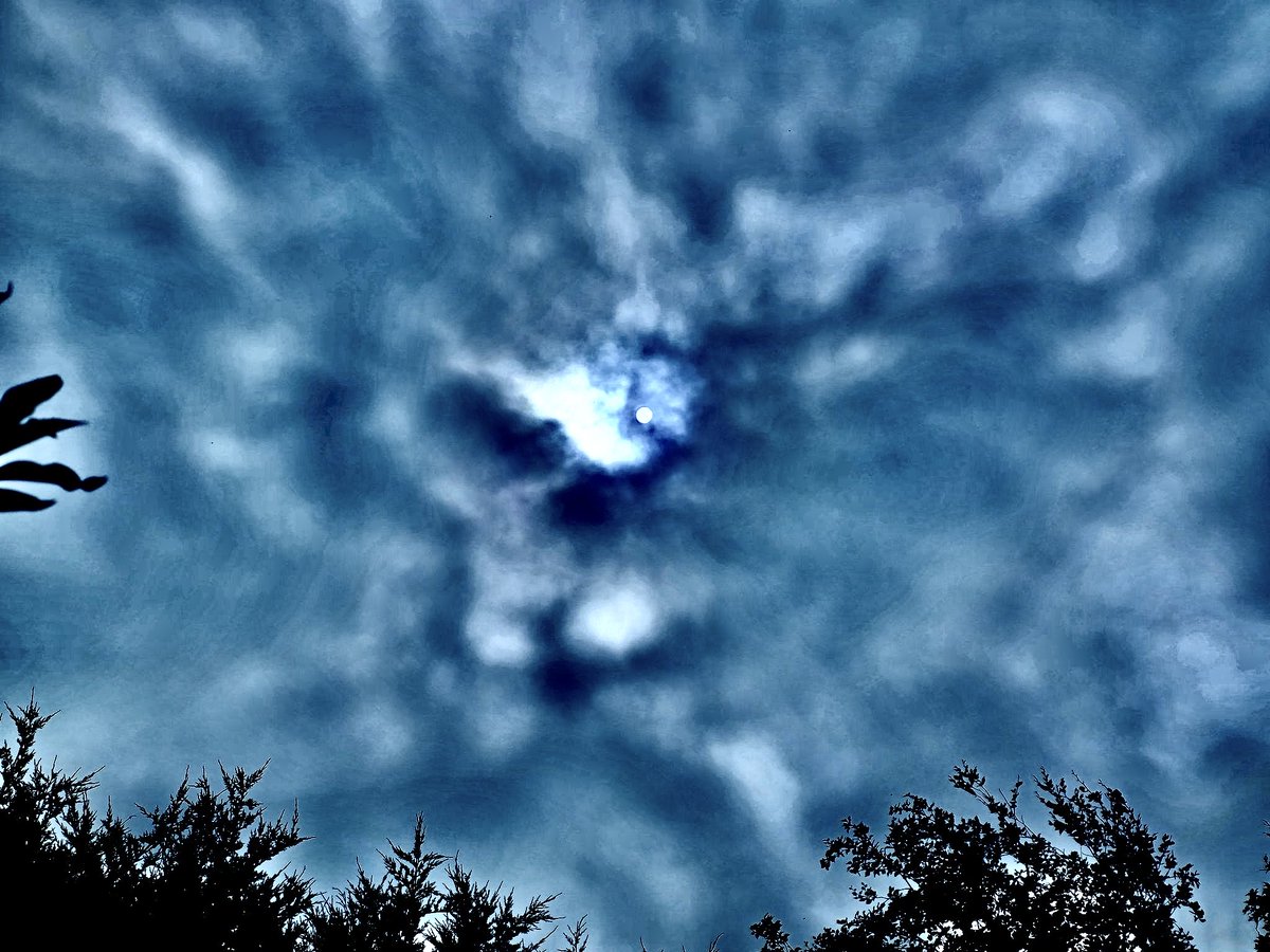 IonisedSkyWatch's tweet photo. @MarkRogers55808 I wonder who they think is going to appear when they were beaming the #BatSign ™️ 🙄🤔🦇🤡🌅😂😂😂
P.s. haven’t even got to pic 2/3/4 yet 🫡🤣🤣 https://t.co/vDkMeWY0ph