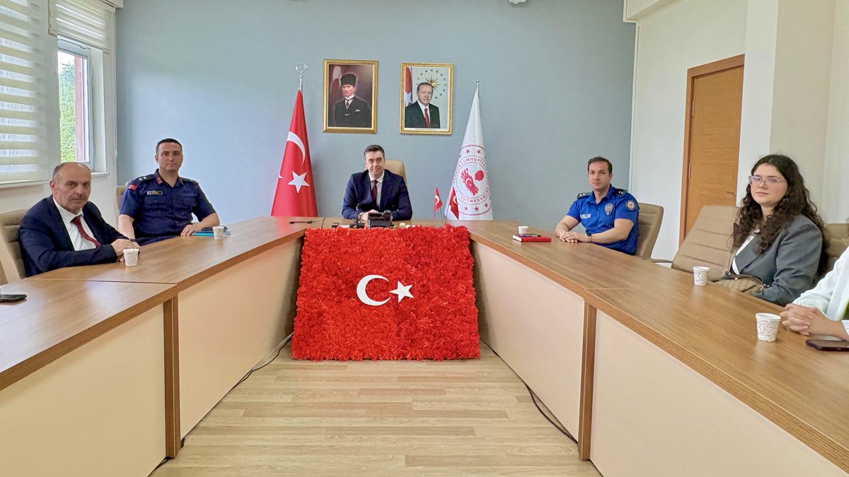 tcguce's tweet photo. Kaymakamımız Sayın Ali Can ULUDAĞ, muhtarlarımız ve kurum amirlerimizle bir araya gelerek vedalaştı. İlçemize sunulan hizmetlerdeki iş birliği ve katkılarından dolayı kendilerine teşekkür ederek başarı dileklerinde bulundu. https://t.co/s7oNyf862Q