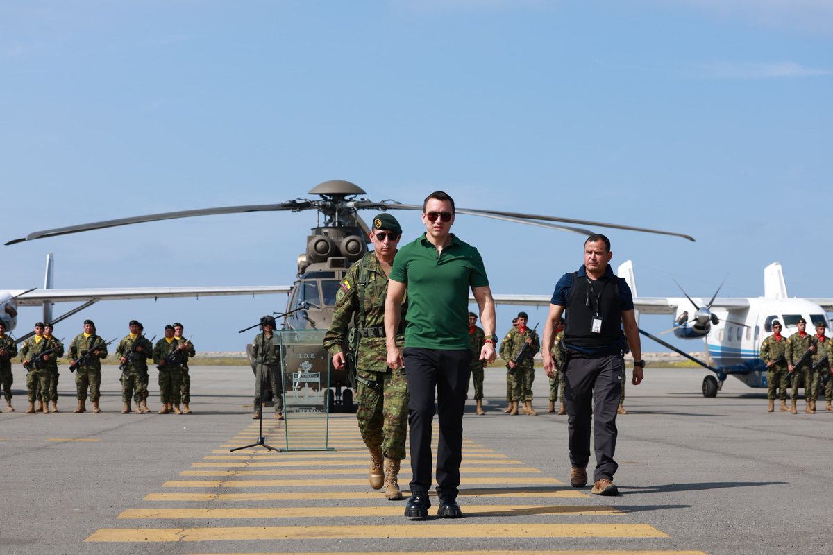 Presidencia_Ec's tweet photo. Entregamos nuevas aeronaves al Ejército Ecuatoriano que fortalecen su capacidad operativa en misiones de combate, transporte, evacuación médica y apoyo logístico en todo el territorio nacional, porque proteger a las familias ecuatorianas es nuestra prioridad. https://t.co/payRiLXVFx