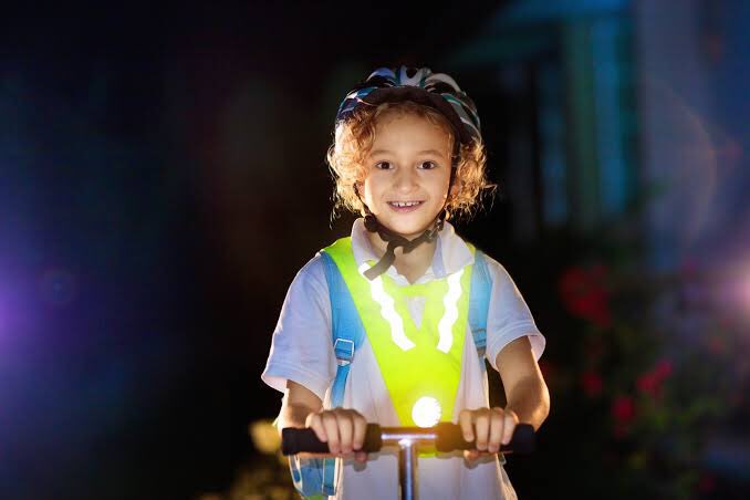 PFSC2021's tweet photo. Keeping kids safe during dark hours requires proactive visibility and awareness. Ensure they wear highly reflective clothing and teach them to stay unplugged from electronics. Mandate travel on well-lit, pre-approved routes rather than dark shortcuts. https://t.co/7C1SdG1V1Q https://t.co/u64RmdE5Fm