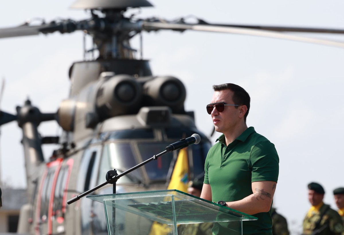 Presidencia_Ec's tweet photo. Entregamos nuevas aeronaves al Ejército Ecuatoriano que fortalecen su capacidad operativa en misiones de combate, transporte, evacuación médica y apoyo logístico en todo el territorio nacional, porque proteger a las familias ecuatorianas es nuestra prioridad. https://t.co/payRiLXVFx