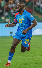 CMoneeko's tweet photo. Au-delà de l’exploit sportif, de nombreux Congolais voient dans le but de Yoane Wissa une histoire de transmission, de mémoire et d’héritage. Une publication virale rappelle ses liens familiaux présumés avec Maman Mikala Mandombe, figure respectée de l’Église kimbanguiste. L’une des disciples de papa Simon kimbangu