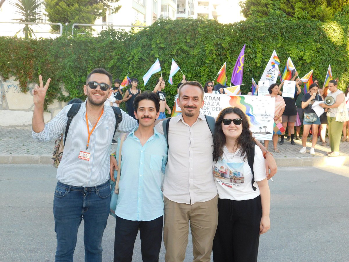 avyusufozz's tweet photo. 14 Haziranda Ankara Barosu’nu temsilen Kuşadası 1. Onur Yürüyüşüne bağımsız gözlemci avukat olarak katıldım.
Anayasal hakların gasp edildiği, polisin usule uymadığı, ters kelepçenin ve direkt avukatlara yönelik de ihlallerin yapıldığı müdahaleler mevcuttu. https://t.co/EaEHcdhgD7