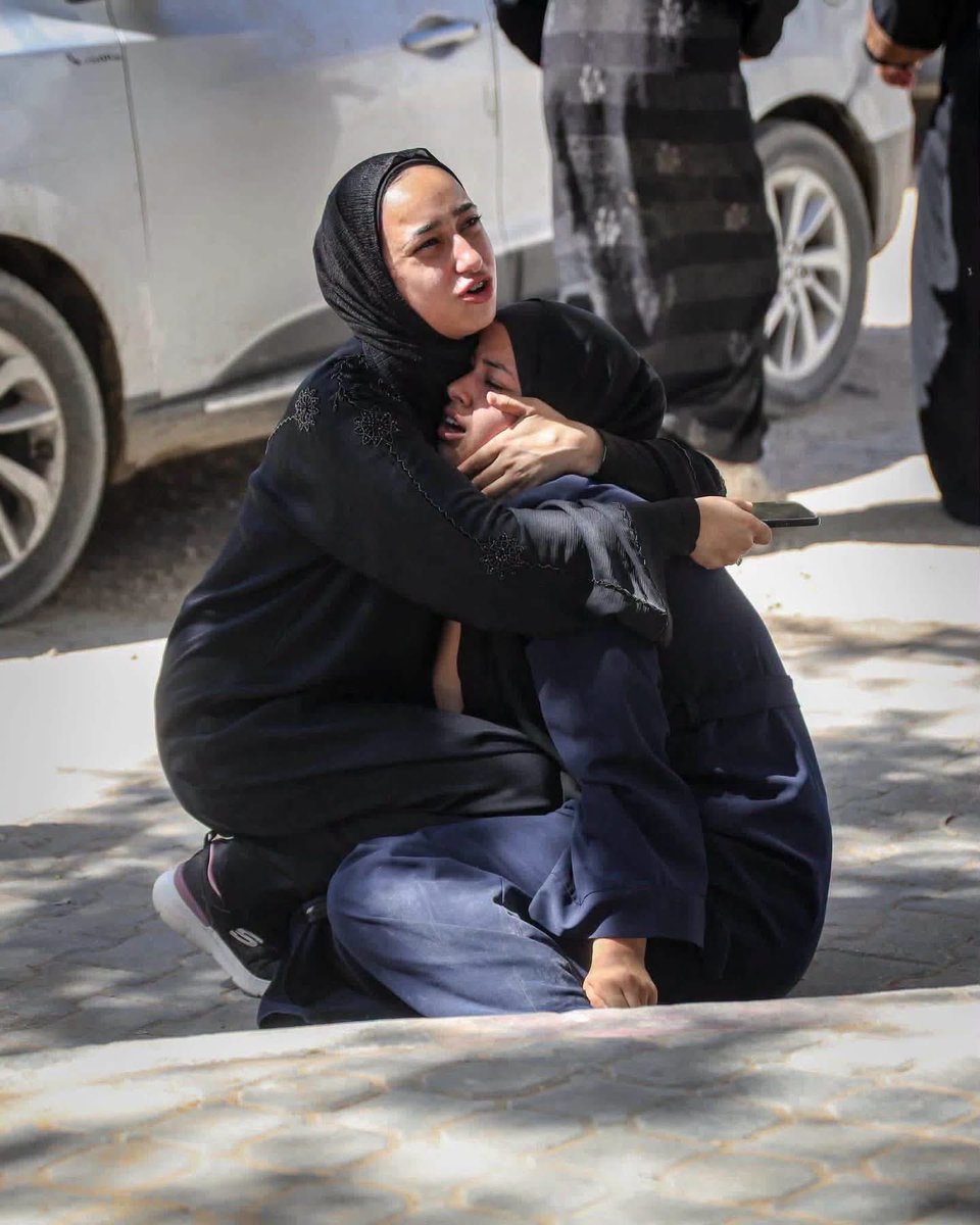 RomaissaTahar's tweet photo. A normal picture of a girl from Gaza the moment she received the news of her fiancé's martyrdom this evening, knowing that her wedding was supposed to be tomorrow!💔 https://t.co/WOMGBcF4qs
