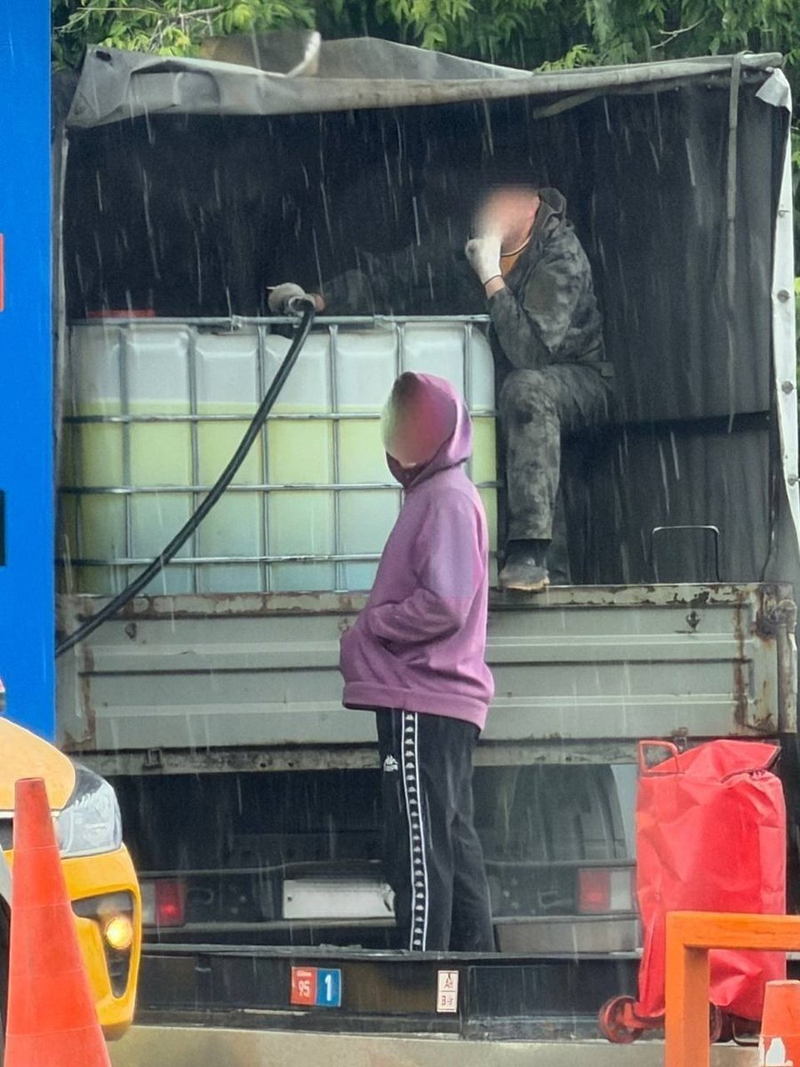 nexta_tv's tweet photo. Judging by the behavior of Muscovites, the oil superpower is getting a little nervous

After this morning’s strikes, residents of the Russian capital rushed to gas stations en masse.

Some decided not to think small and are stocking up by the thousands of liters. https://t.co/lmkuO8oXxM