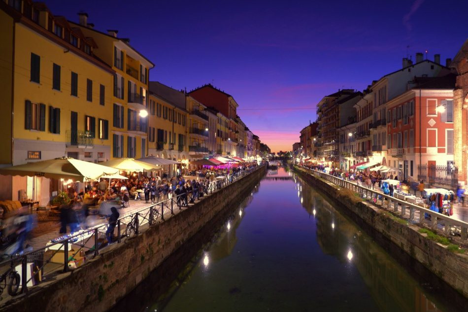 CasaLettori's tweet photo. La movida sui Navigli di Milano – 

Foto di Daniel Kirby 

#SerateInLibertà a #CasaLettori https://t.co/4qEw7vDhCO