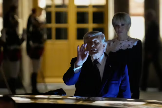 rzep8's tweet photo. Ja wiem, że wszyscy w Polsce teraz żyją sprawą szpitala, ale USA właśnie podpisały wstępne porozumienie pokojowe z Iranem, i jest to niezła kompromitacja Trumpa.

Trump, który od lat krytykował Obamę za deal, w którym były prezydent zgodził się przekazać Iranowi 1.7 mld dolarów w zamian za ograniczenie ich programu nuklearnego, podpisał (nomen omen) w Wersalu coś, co ciężko nazwać inaczej niż kapitulacją USA.

W umowie USA daje Iranowi niemal wszystko, nie żądając niczego w zamian:

- USA i Izrael wycofują się z Iranu i zobowiązują przestrzegać się ich suwerenność terytorialną
- Iran zobowiązuje się otworzyć cieśninę Ormuz bez opłat dla statków ale tylko przez 60 dni
- USA wraz z krajami Bliskiego Wschodu zobowiązuje się zainwestować minimum 300 miliardów dolarów w odbudowę Iranu
- USA zobowiązuje się znieść WSZYSTKIE sankcje względem Iranu i uwolnić ich zamrożone środki
- Iran utrzymuje status quo w swoim programie nuklearnym

To wszystko udało się Trumpowi "osiągnąć" kosztem 100 miliardów dolarów wydanych na wojnę, życia 15 żołnierzy (i ponad 500 rannych), opróżnionych magazynów amunicji (USA aż musiało wstrzymać dostawy do innych krajów) i ponad 2 BILIONY $ kosztów dla globalnej gospodarki. 

W zamian USA nie osiągnęło żadnych swoich strategicznych celów - w Iranie ciągle rządzi reżim, teraz wzmocniony tym, że dał radę przetrwać atak USA i Izraela. Iran ciągle ma swój program rozwoju nuklearnego i własną armię.

Powyższe warunki obowiązują do momentu wynegocjowania finalnej umowy pomiędzy krajami, ale pozycja wyjściowa USA jest tutaj fatalna, a Trump nie negocjuje z pozycji zwycięzcy.

Nawet spora część Republikanów jest na tyle zdegustowana tymi warunkami, że odważa się skrytykować te warunki publicznie. 

A sam Trump nagle zmienił kompletnie ton i w ciągu ostatnich 24h zaczął powiedział następujące zdania:

- Hamas zachowuje się ostatnio bardzo dobrze.
- Iran powinien mieć pociski. 
- Odmrozimy irańskie pieniądze. To ich pieniądze. Dlaczego mielibyśmy kraść ich pieniądze?
- Gdyby wojna trwała dalej, doszłoby do katastrofy gospodarczej. Musieliśmy więc ją zakończyć.
- Niektórzy ludzie z islamskiego reżimu są naprawdę mili.
- Gdyby Iran nie otworzył cieśniny Ormuz, nasze rezerwy ropy wyczerpałyby się w ciągu 4 tygodni. Musieliśmy zawrzeć porozumienie.

Naprawdę, podpisanie tej umowy w Wersalu, gdzie Niemcy skapitulowały po I-szej wojnie światowej, pasuje jak nigdy.