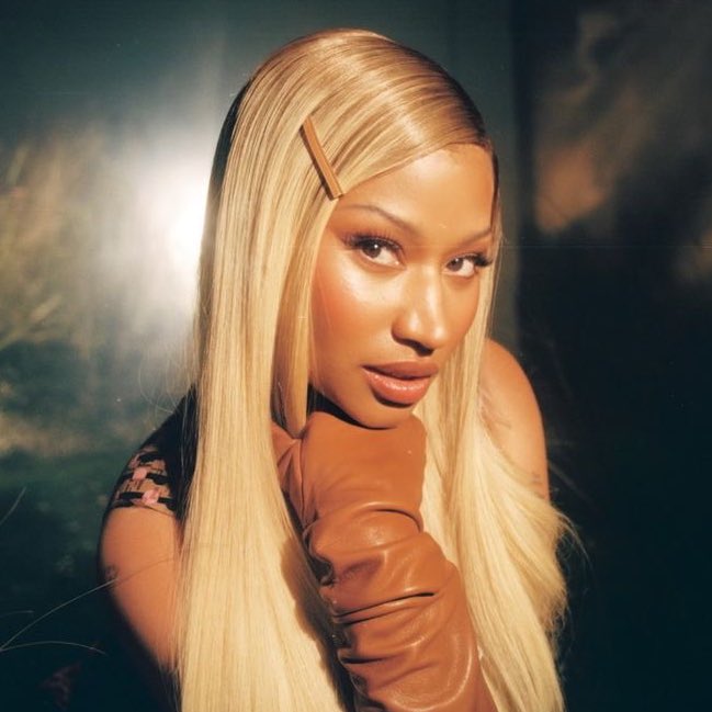 updatecultura's tweet photo. Nicki Minaj diz que se ARREPENDE de suas músicas antigas e que, se pudesse, REFAZIA TUDO:

“Eu assumo a responsabilidade. Muitas das coisas que eu cantava no rap eu nem acreditava. Eu era tão jovem. Eu não tinha ideia que haviam jovens ouvindo e aquilo poderia levá-los a tomar decisões erradas. Se eu pudesse fazer tudo de novo, faria.”