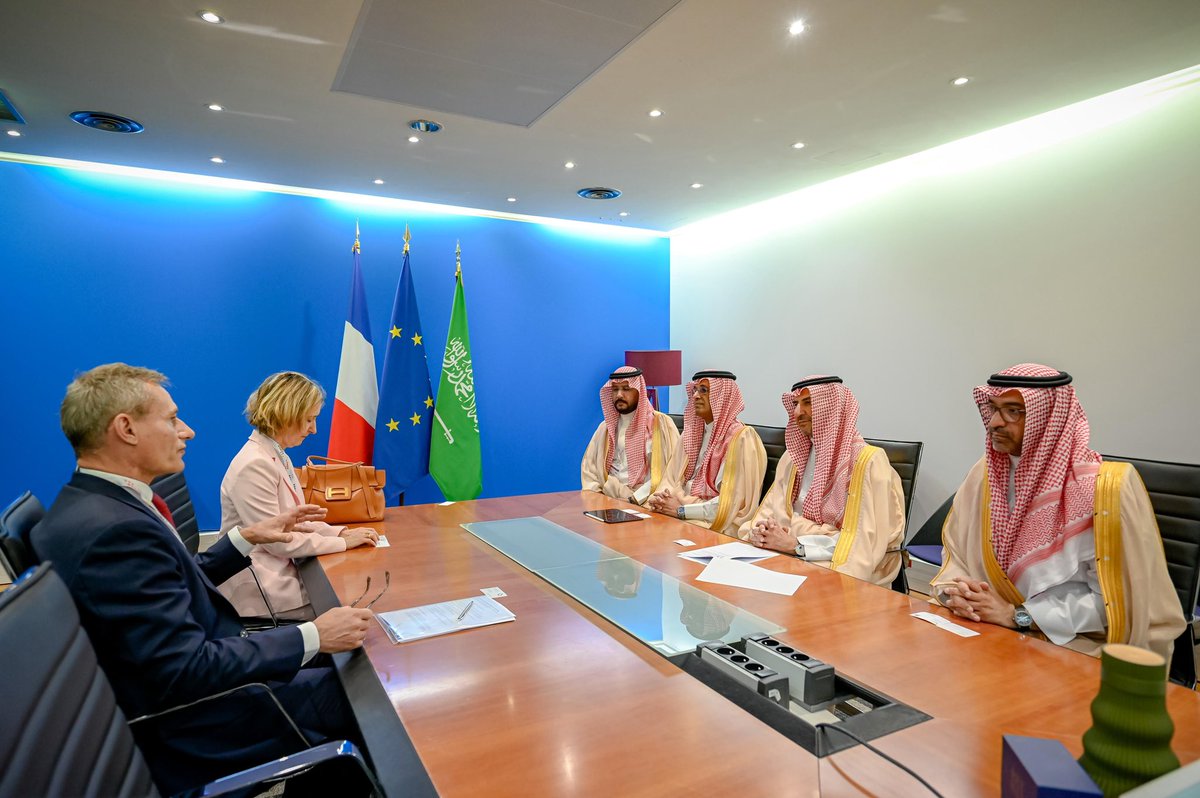 KSAlmudaifer's tweet photo. على هامش منتدى "رؤية الخليج 2026" في باريس، التقيت بكل من بنجامين غاليزو، المندوب الوزاري الفرنسي المشترك لشؤون إمدادات المعادن والفلزات الاستراتيجية، وكاثرين لاغنو، رئيسة مجلس الإدارة والرئيسة التنفيذية لمكتب البحوث الجيولوجية والتعدينية الفرنسي (BRGM)، إضافة إلى الرئيسة التنفيذية لشركة جينجر سوفريكو.

وناقشنا، أثناء لقاءاتنا، فرص تعزيز التعاون السعودي–الفرنسي، والشراكات الاستثمارية، ودعم الأولويات المشتركة في مجالات التعدين والصناعة والمعادن الحرجة.

كما استعرضنا عمق الشراكة الاستراتيجية بين المملكة وفرنسا، وسبل توسيع التعاون في مجالات المعادن الحرجة، والتصنيع المتقدم، والتقنيات الصناعية، والخدمات اللوجستية، والابتكار، والتنمية المستدامة.