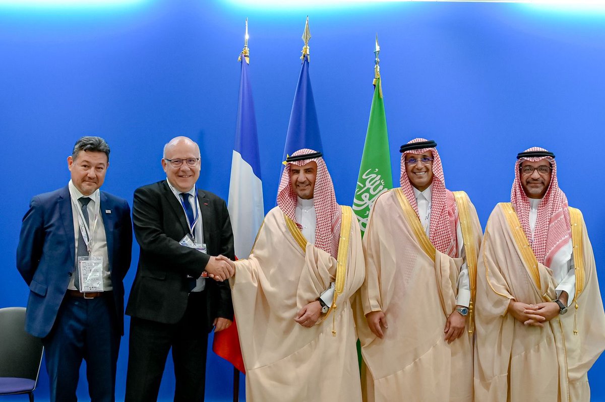 KSAlmudaifer's tweet photo. على هامش منتدى "رؤية الخليج 2026" في باريس، التقيت بكل من بنجامين غاليزو، المندوب الوزاري الفرنسي المشترك لشؤون إمدادات المعادن والفلزات الاستراتيجية، وكاثرين لاغنو، رئيسة مجلس الإدارة والرئيسة التنفيذية لمكتب البحوث الجيولوجية والتعدينية الفرنسي (BRGM)، إضافة إلى الرئيسة التنفيذية لشركة جينجر سوفريكو.

وناقشنا، أثناء لقاءاتنا، فرص تعزيز التعاون السعودي–الفرنسي، والشراكات الاستثمارية، ودعم الأولويات المشتركة في مجالات التعدين والصناعة والمعادن الحرجة.

كما استعرضنا عمق الشراكة الاستراتيجية بين المملكة وفرنسا، وسبل توسيع التعاون في مجالات المعادن الحرجة، والتصنيع المتقدم، والتقنيات الصناعية، والخدمات اللوجستية، والابتكار، والتنمية المستدامة.