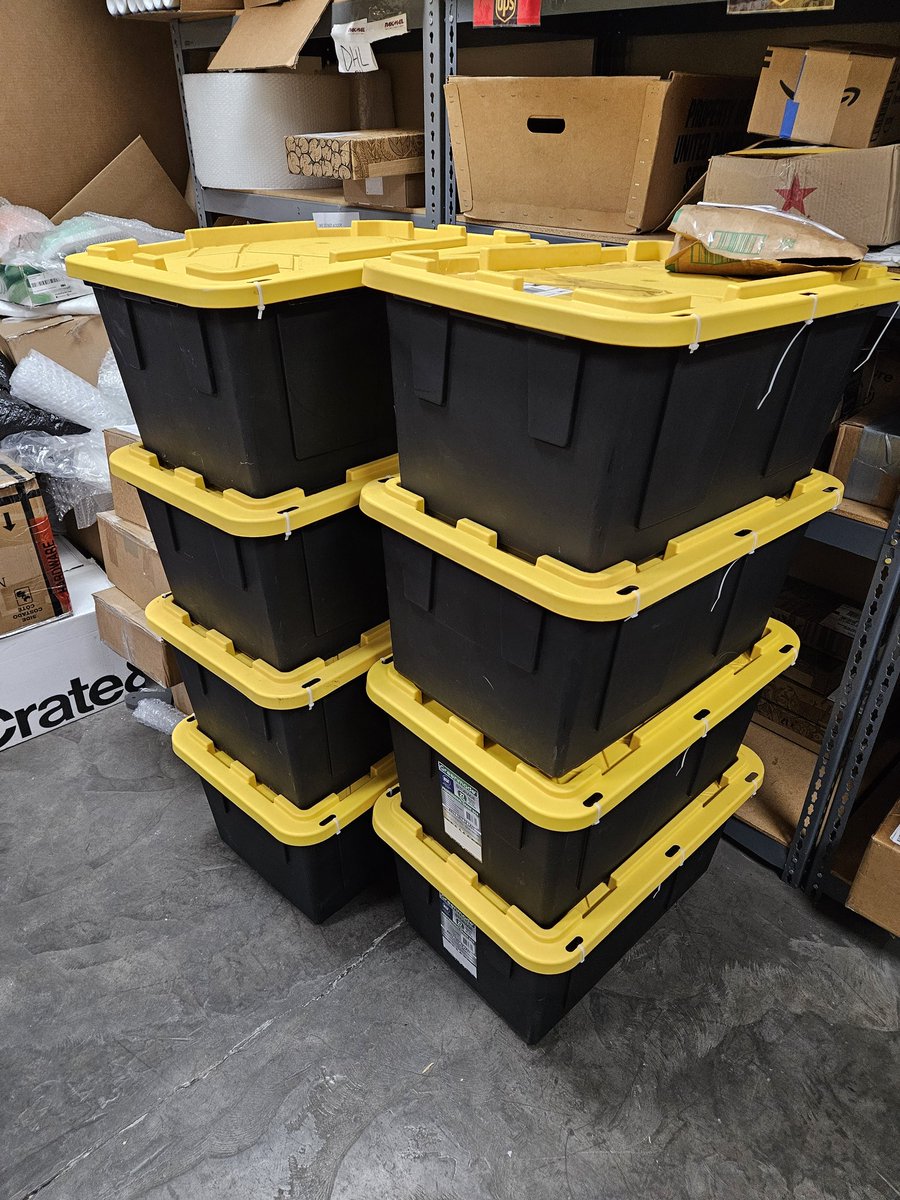 Pak_Corv_Oregon's tweet photo. I think Mom got the entire dorm room into these totes. They shipped with UPS which out competed FedEx and USPS. Of course that Pak Mail we let you decide https://t.co/hWa8UVNfqB