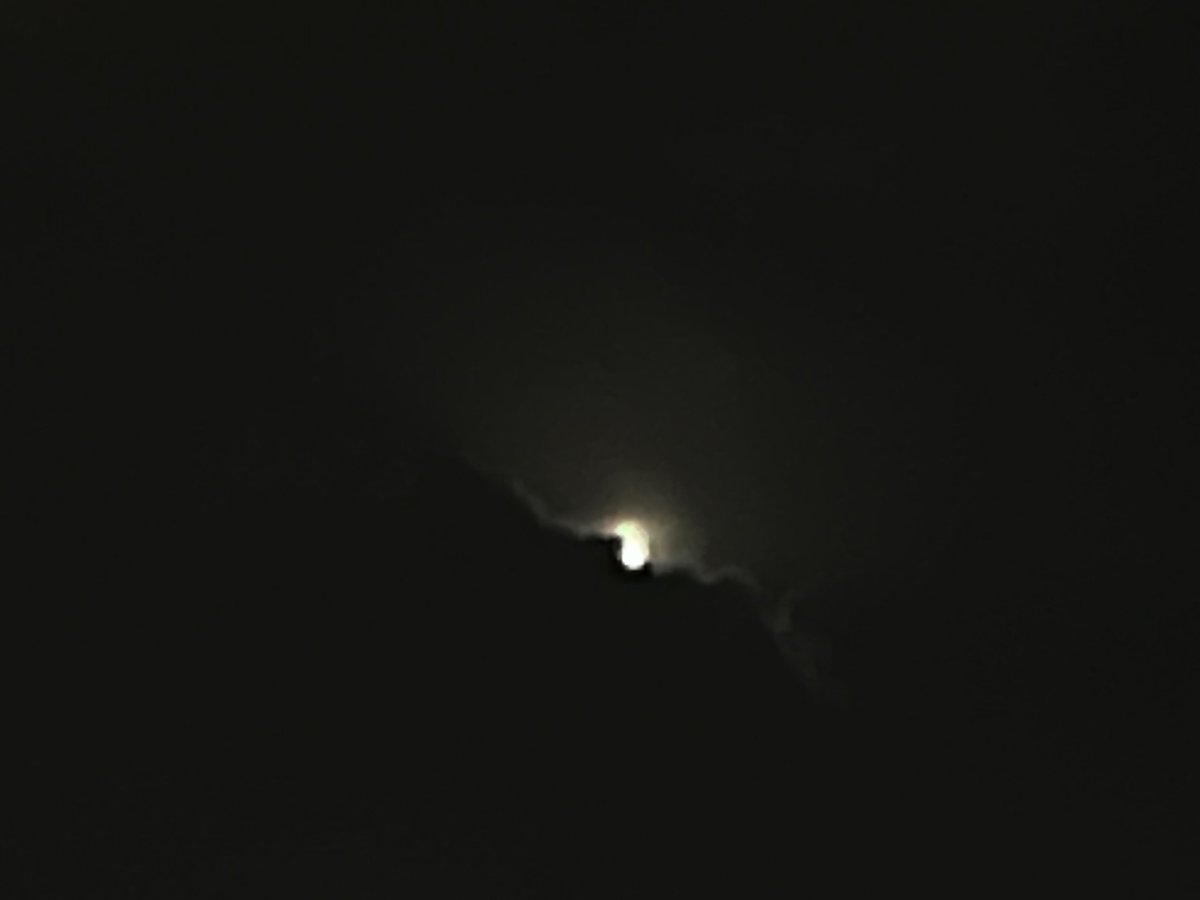 vnst1989's tweet photo. امشب فقط مرکوری/تیر رو نتونستم ببینم ولی باز هم بسیییییی خوشحالم … 🌙♥️✨
پن
داخل عکس اول با کمی زوم ریگولوس مشخصه و داخل فیلم هم ژوپیتر …
#Regulus
#Moon
#Venus
#Jupiter
#Mercury
#NightSky https://t.co/u9eJrUK8Xf