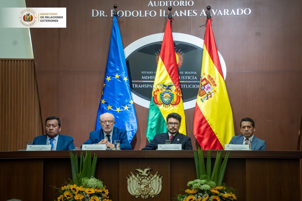 MRE_Bolivia's tweet photo. Bolivia fortalece la protección consular frente a la trata de personas en el exterior, mediante la actualización del protocolo de atención a connacionales víctimas de este delito, con enfoque de derechos humanos y coordinación interinstitucional.

📎 https://t.co/tSFFNflk5D https://t.co/R5218S47hE