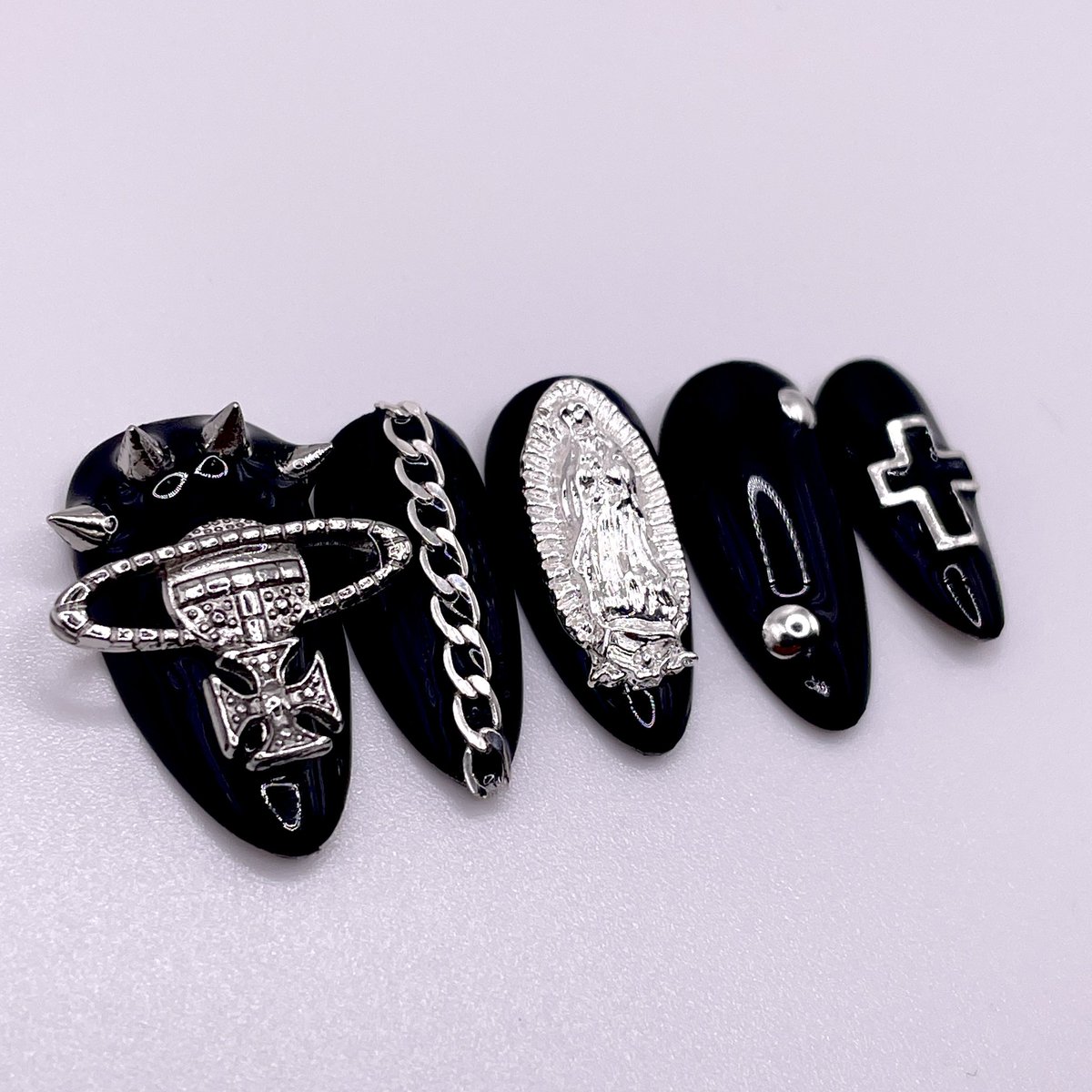 JIMlNS's tweet photo. ur unemployed friend on a tuesday that picked up a random hobby after buying 3 gel polishes in december talking abt “just so i can paint my plain black nails &amp; not have them chip quickly” https://t.co/mhCueHf1Sb