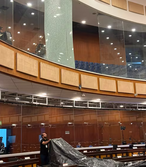eluniversocom's tweet photo. Daños en los ventanales del plenario impiden sesiones presenciales en la Asamblea https://t.co/ThejOuDH5w https://t.co/uotw1Zhtii