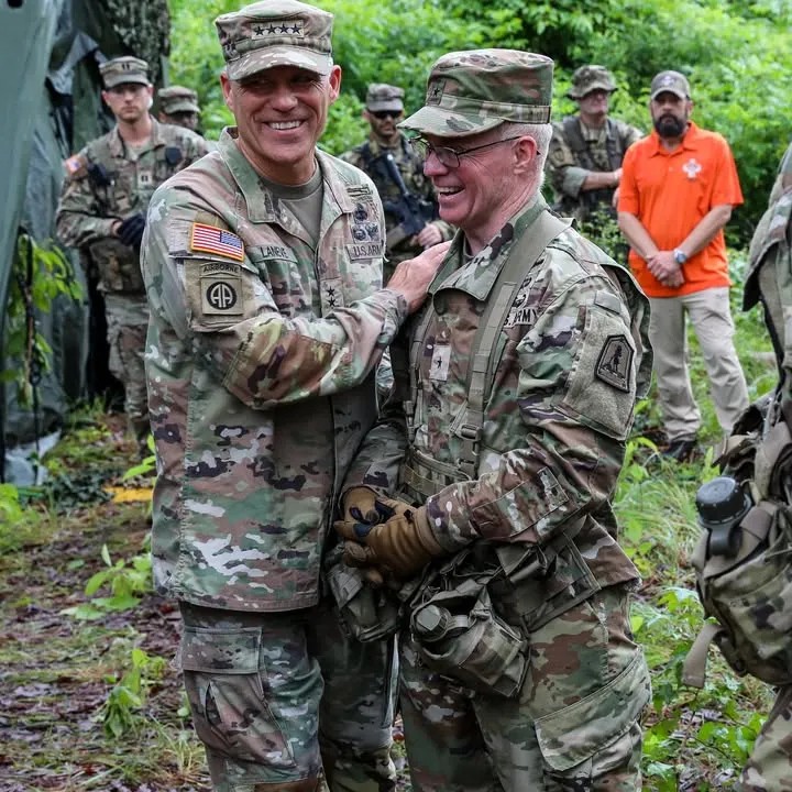 USArmy's tweet photo. Checking the pulse of combat readiness. 🪖

Gen. Christopher C. LaNeve and Sergeant Major of the Army Michael R. Weimer visited Soldiers from the @USNationalGuard at JRTC Fort Polk to observe realistic, large-scale combat operations. 

📸 Virginia National Guard https://t.co/9qFDqF5zja