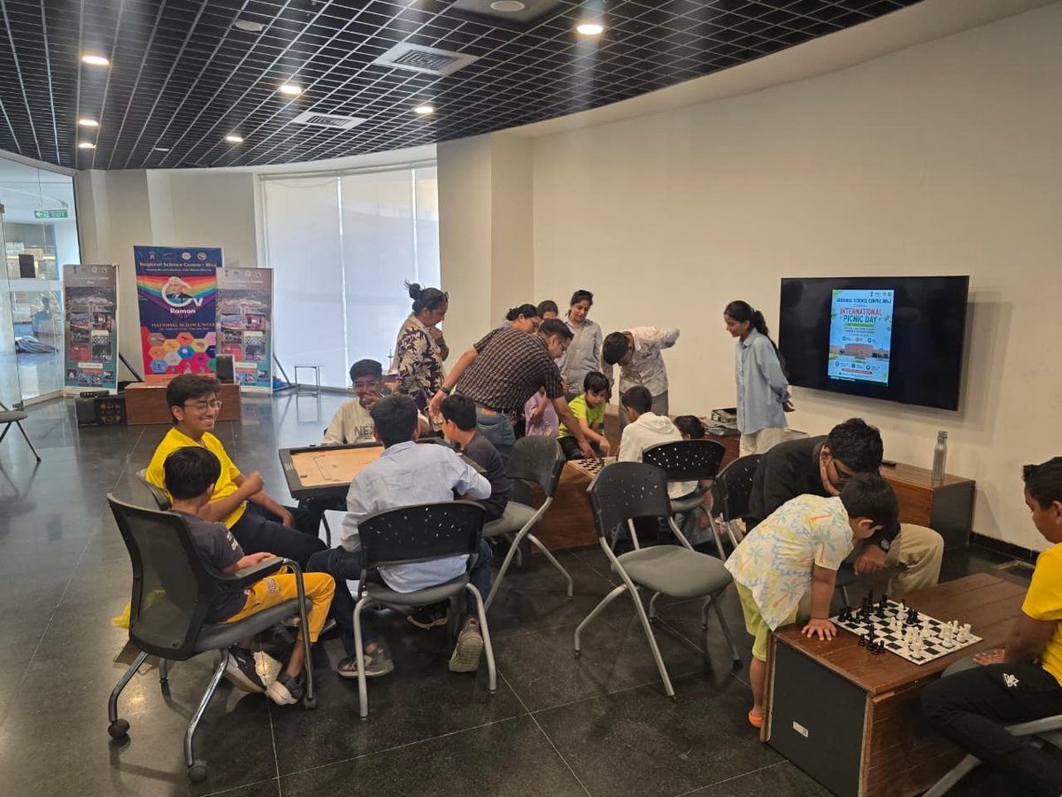 RscBhuj's tweet photo. @RSCBhuj celebrated #InternationalPicnicDay with fun-filled #indoor and #outdoor games. #Children and their #parents enjoyed playing Chess, Carrom, Tyre Race, Balloon Race and created cheerful memories. https://t.co/ELsua4FkTZ